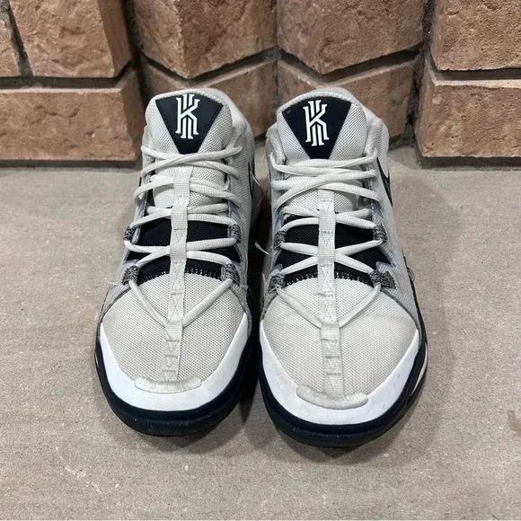 Nike Kyrie Flytrap 6 VI Sneakers White/Black DM1125-101 women’s size 9.5 Men's 8 - Picture 2 of 5